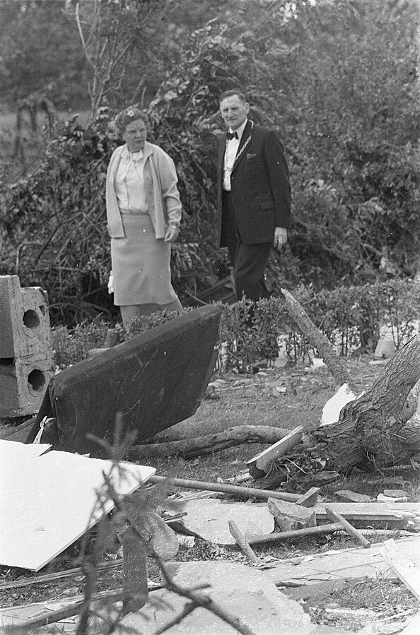 Koningin Juliana in het rampgebied van Tricht