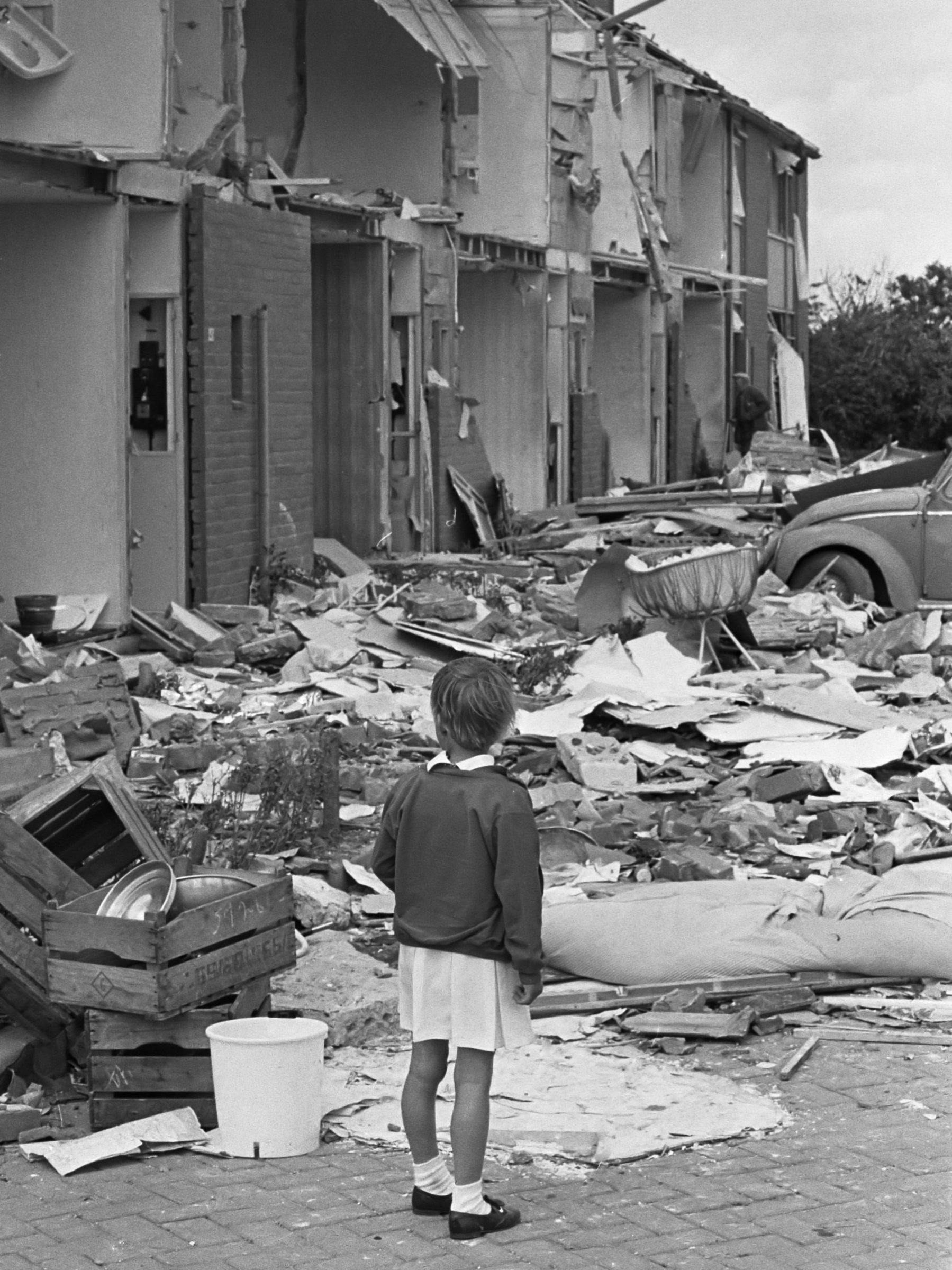 De ravage na de tornado van Tricht in 1967